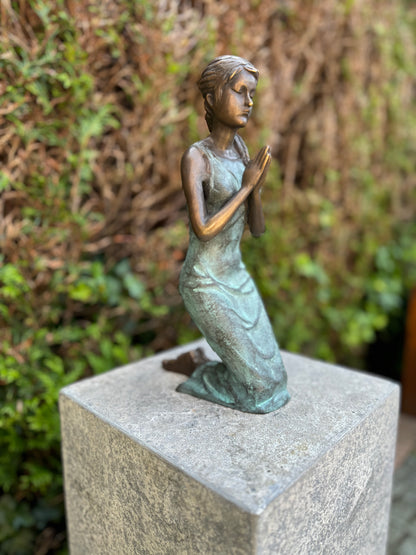 Menina rezando em bronzen verde - 31x10x16cm