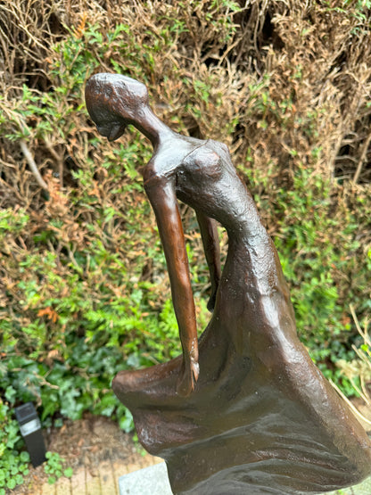 Mulher de bronze com costas curvadas - Estátua de jardim - Interior - 27x14x57cm - 4,5Kg