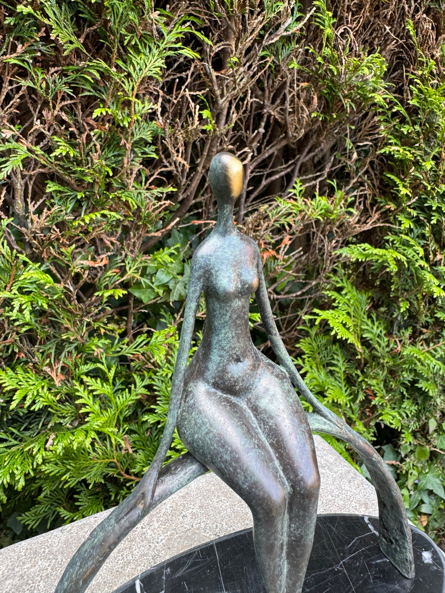 Escultura em bronze de uma mulher sentada num arco num planalto de mármore - Moderna - Elegante - Intemporal - Escultura