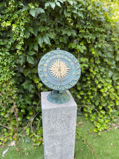 Relógio de sol de bronze HORI - Estátuas de jardim - 30x25x25cm