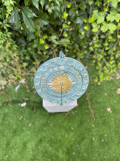 Relógio de sol de bronze HORI - Estátuas de jardim - 30x25x25cm