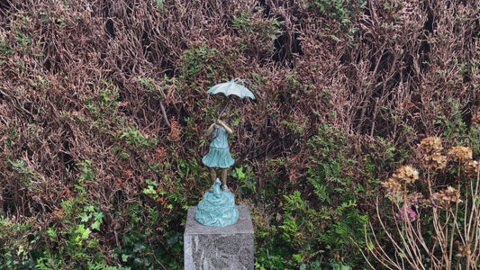 Menina de bronze sob fonte de guarda-chuva - decoração de jardim