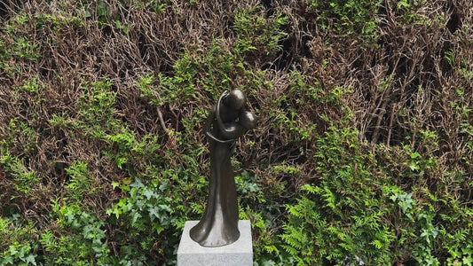 Couple in love dancing in bronze - Garden statue - Interior