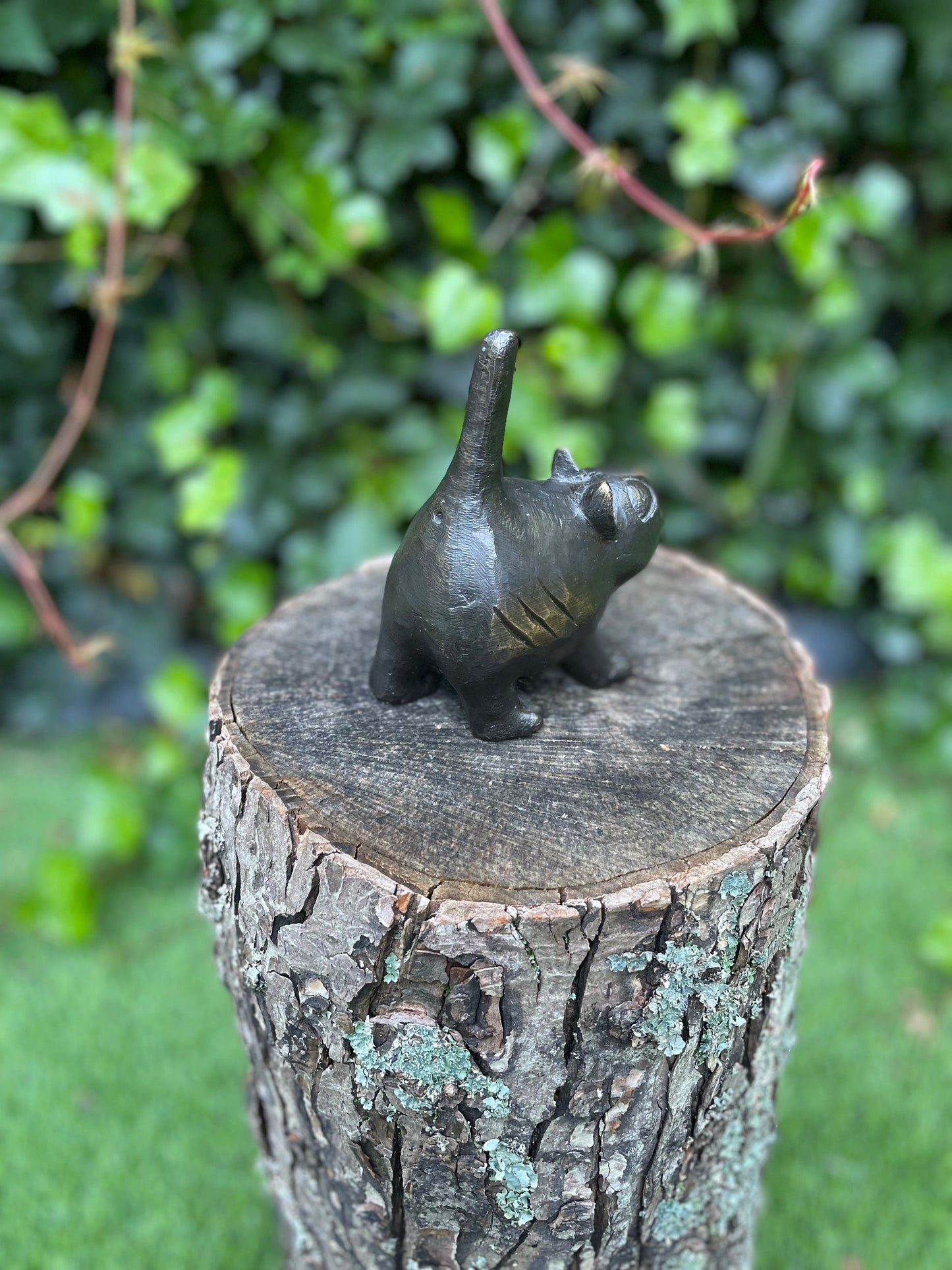 Gatinho moderno em bronze.    14x6x10cm